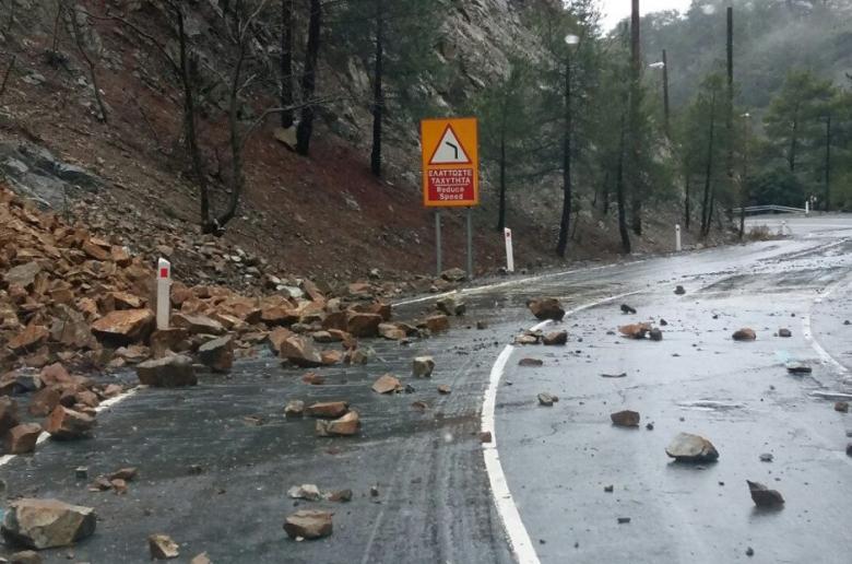 Οδηγοί προσοχή: Κατολισθήσεις και έντονη βροχόπτωση στον δρόμο Λεμεσού-Αγρού – Συστάσεις Αστυνομίας
