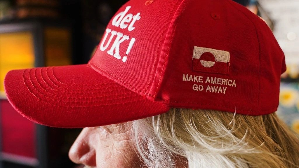 Τα κόκκινα καπέλα «Make America Go Away» γίνονται μήνυμα αντίστασης στη Γροιλανδία – Η πρωτοβουλία που έγινα viral