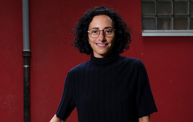 Λούση Αβρααμίδου: Οι μεγάλες εταιρείες ΑΙ αποτελούν ένα σύγχρονο παράδειγμα τεχνοφασισμού και συγκεντρωτισμού