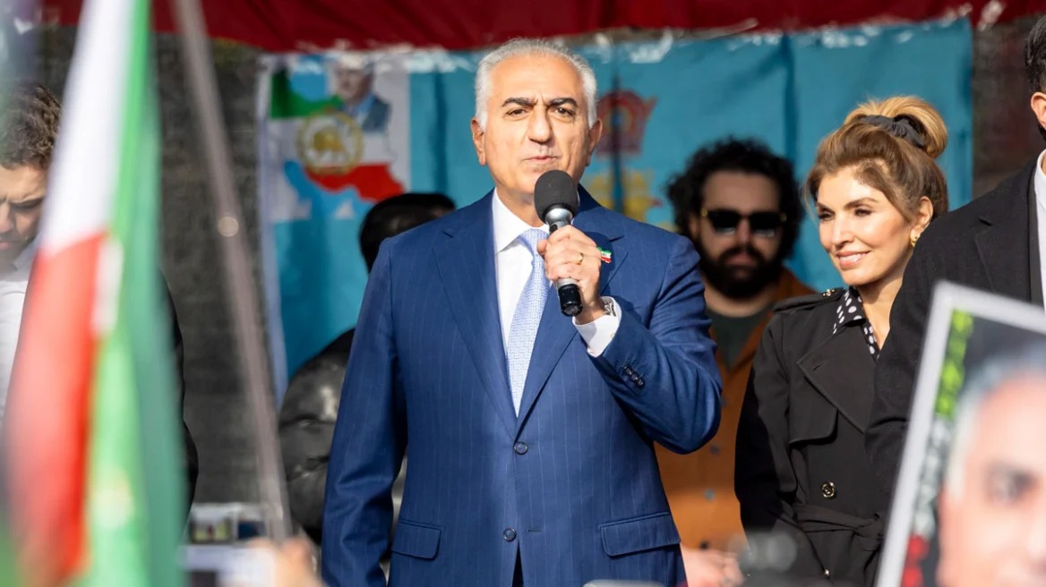 «Ετοιμάζομαι να επιστρέψω»: Ο εξόριστος διάδοχος του Σάχη του Ιράν βλέπει ευκαιρία στις διαδηλώσεις – Καλεί σε ξεσηκωμό