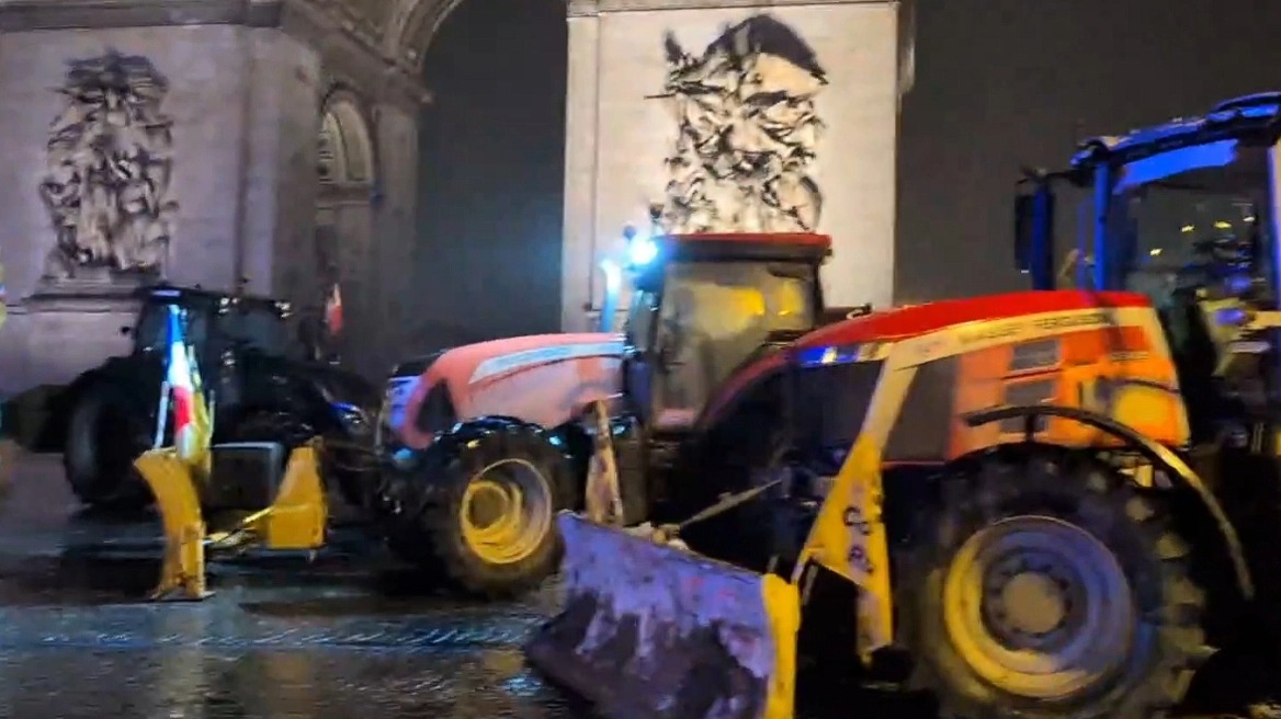 Χάος στη Γαλλία με τους αγρότες: Τα τρακτέρ των διαδηλωτών έφθασαν στον Πύργο του Άιφελ