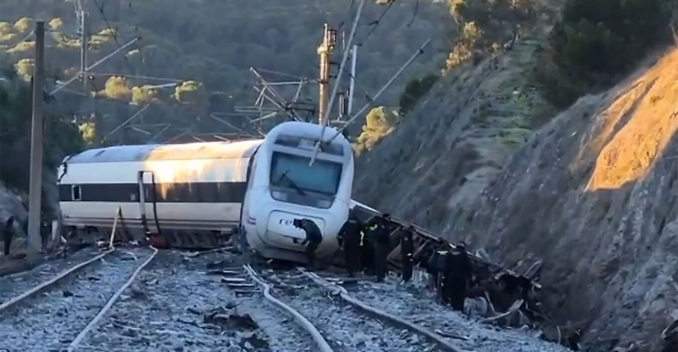 Νέα πλάνα από drone αποκαλύπτουν το μέγεθος της σιδηροδρομικής τραγωδίας στην Ισπανία (βίντεο)