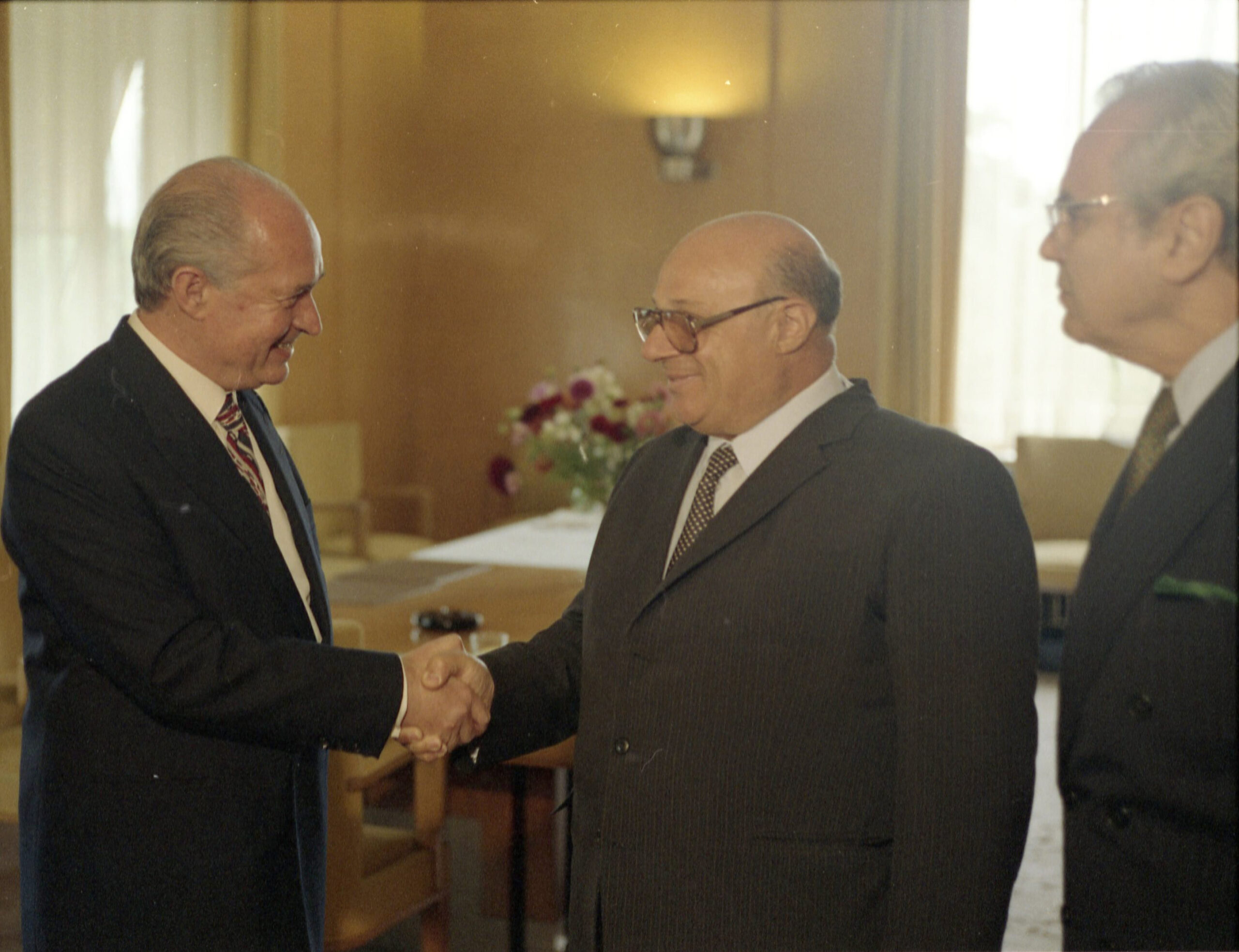 Ο Βασιλείου στόχευε σε λύση εντός έξι μηνών μέσα στο 1988 – Το αλαλούμ και οι πολιτικοί καυγάδες στο Εθνικό Συμβούλιο (εικόνες)