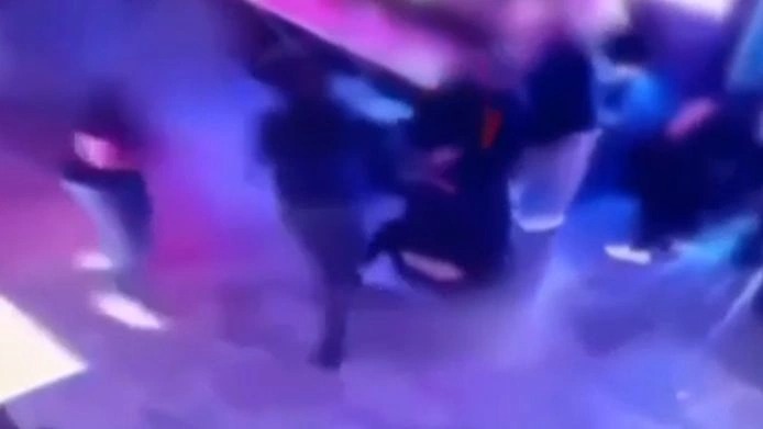 Πάτρα: Σκληρές εικόνες από τον θανάσιμο ξυλοδαρμό 30χρονου σε κλαμπ – Τον χτυπούν με σκαμπό και τον κλωτσούν στο κεφάλι