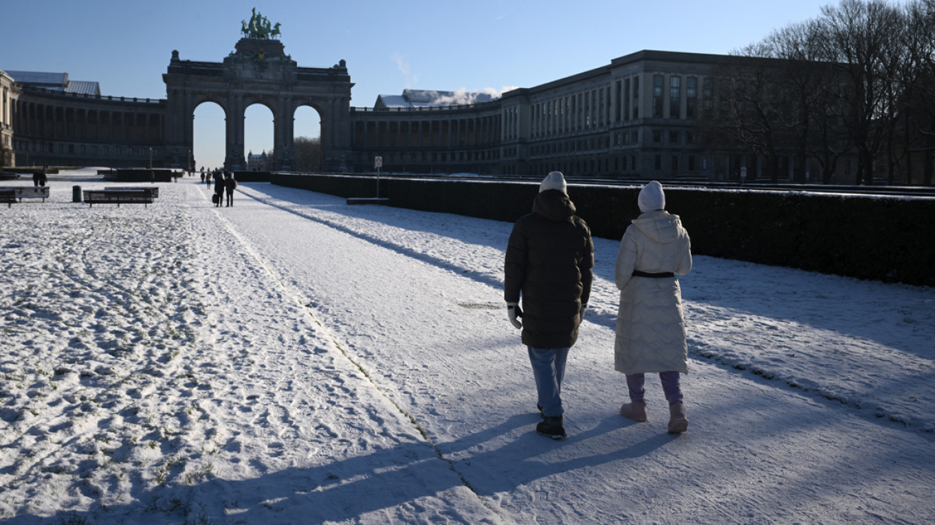 Χιόνια και πολικές θερμοκρασίες πλήττουν την Ευρώπη – Παρέλυσαν μετακινήσεις και αερομεταφορές – Στους έξι οι νεκροί