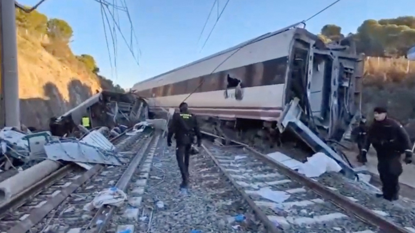 Σιδηροδρομική τραγωδία στην Ισπανία: Φως στα αίτια του εκτροχιασμού και σύγκρουσης τρένων ο σπασμένος σύνδεσμος στις ράγες – Στους 39 οι νεκροί
