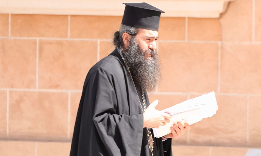 Στην αντεπίθεση οι δικηγόροι του Τυχικού: Δεν ισχύει η ποινή της αργίας μέχρι να εξεταστεί η νέα προσφυγή του στο Οικουμενικό Πατριαρχείο – «Μένει σε ένα μικρό δωμάτιο με μειωμένο μισθό»