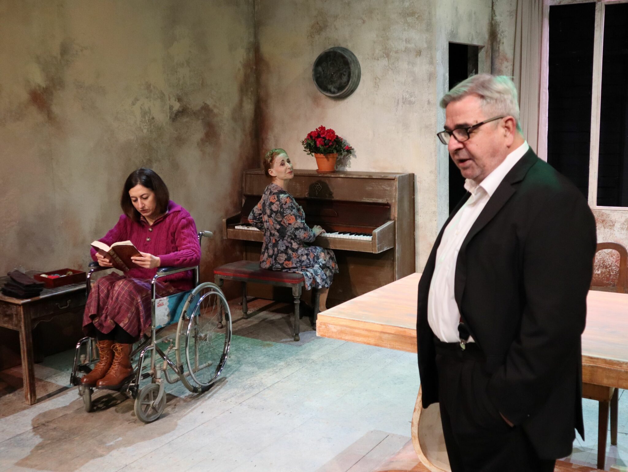 Πριν την Αποχώρηση: Το προφητικό αριστούργημα του Μπέρνχαρντ για τον σπόρο του φασισμού στο Σατιρικό