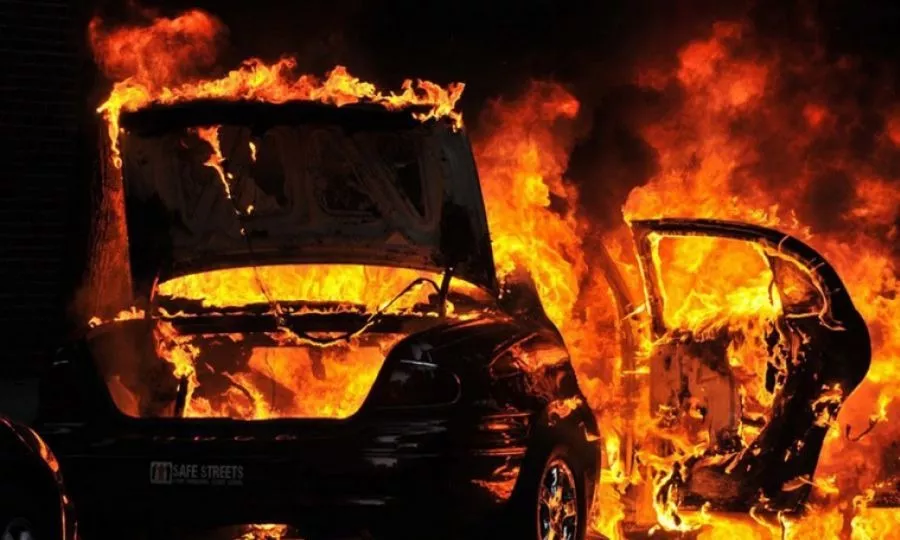 Εμπρησμός πολυτελών αυτοκινήτων: Αρνείται εμπλοκή ο επιχειρηματίας – Ισχυρίζεται ότι το όχημα SUV εγγράφηκε στην εταιρεία του χωρίς να το ξέρει