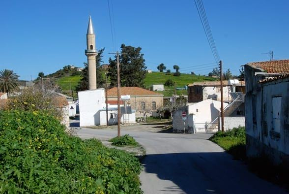 Επιτροπή Προσφύγων: Ζητά νέα διαβούλευση για στεγαστικό σχέδιο στην Κοφίνου – «400 κατοικίες στο χωριό, από τις οποίες κατοικούνται περίπου 300»