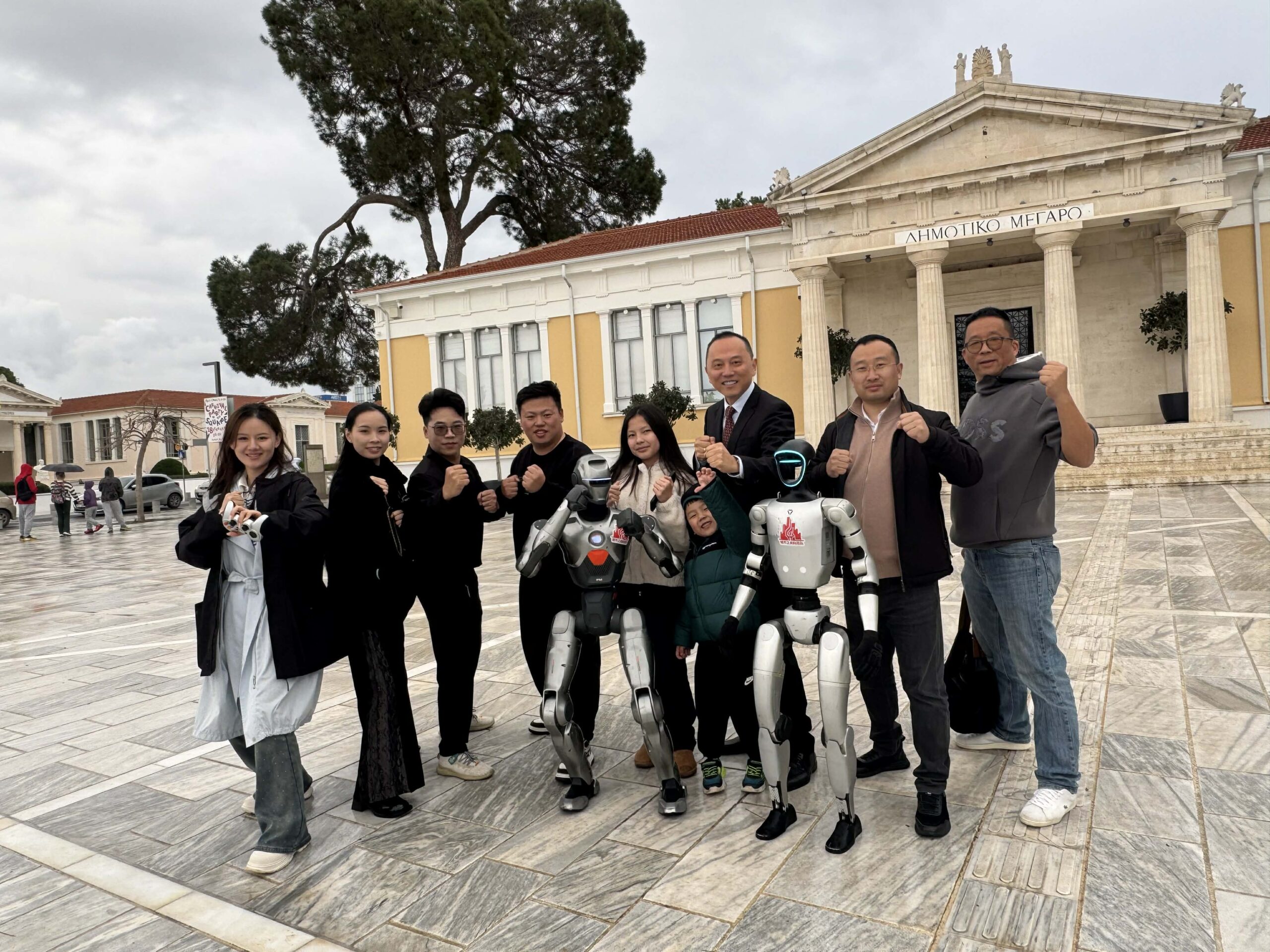 Κινεζικά ρομπότ σε επίδειξη πολεμικών τεχνών έξω από το Δημαρχείο Πάφου – Γιόρτασαν το νέο έτος στην Κίνα (εικόνες & βίντεο)