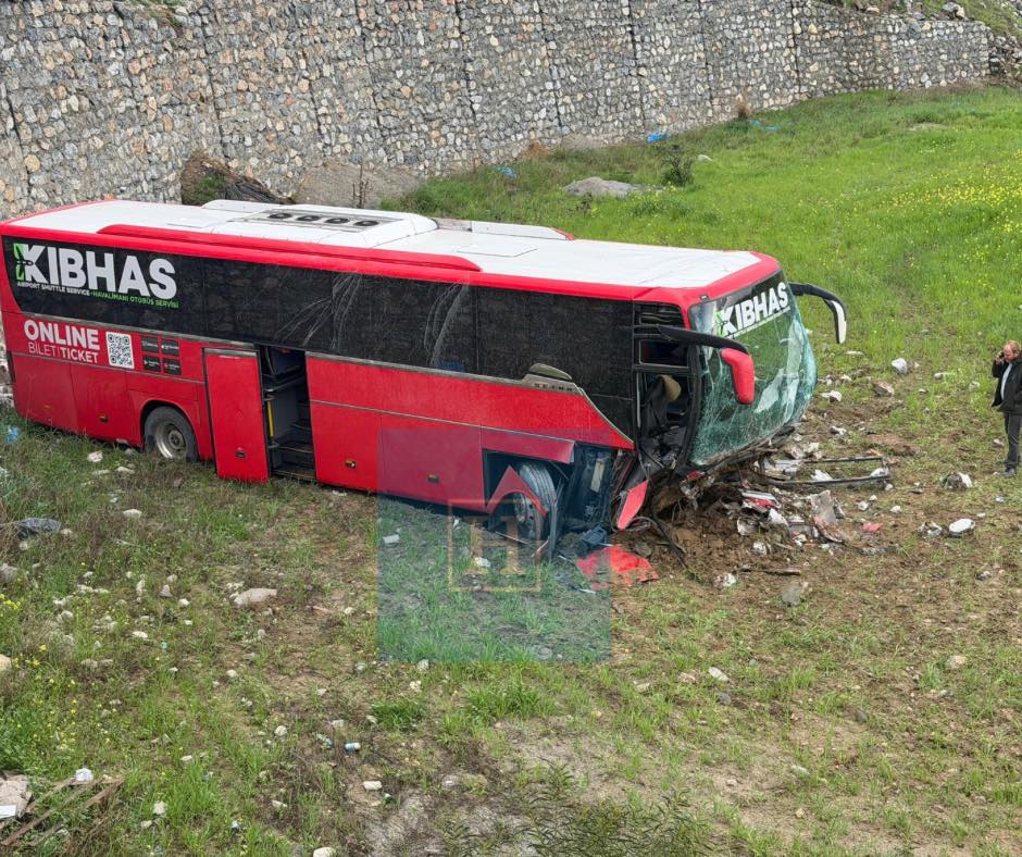 Τρομακτικό ατύχημα στα κατεχόμενα: Λεωφορείο έκανε βουτιά σε βάθος έξι μέτρων – Δύο τραυματίες (βίντεο)