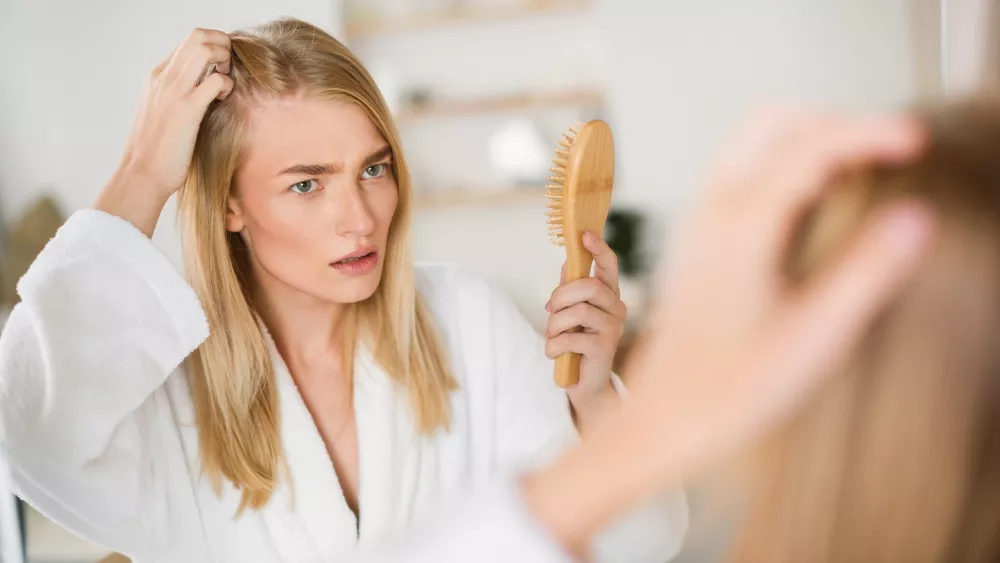 Τριχόπτωση: Δύο διατροφικές συνήθειες που αποδυναμώνουν τα μαλλιά – Τι τα ενισχύει