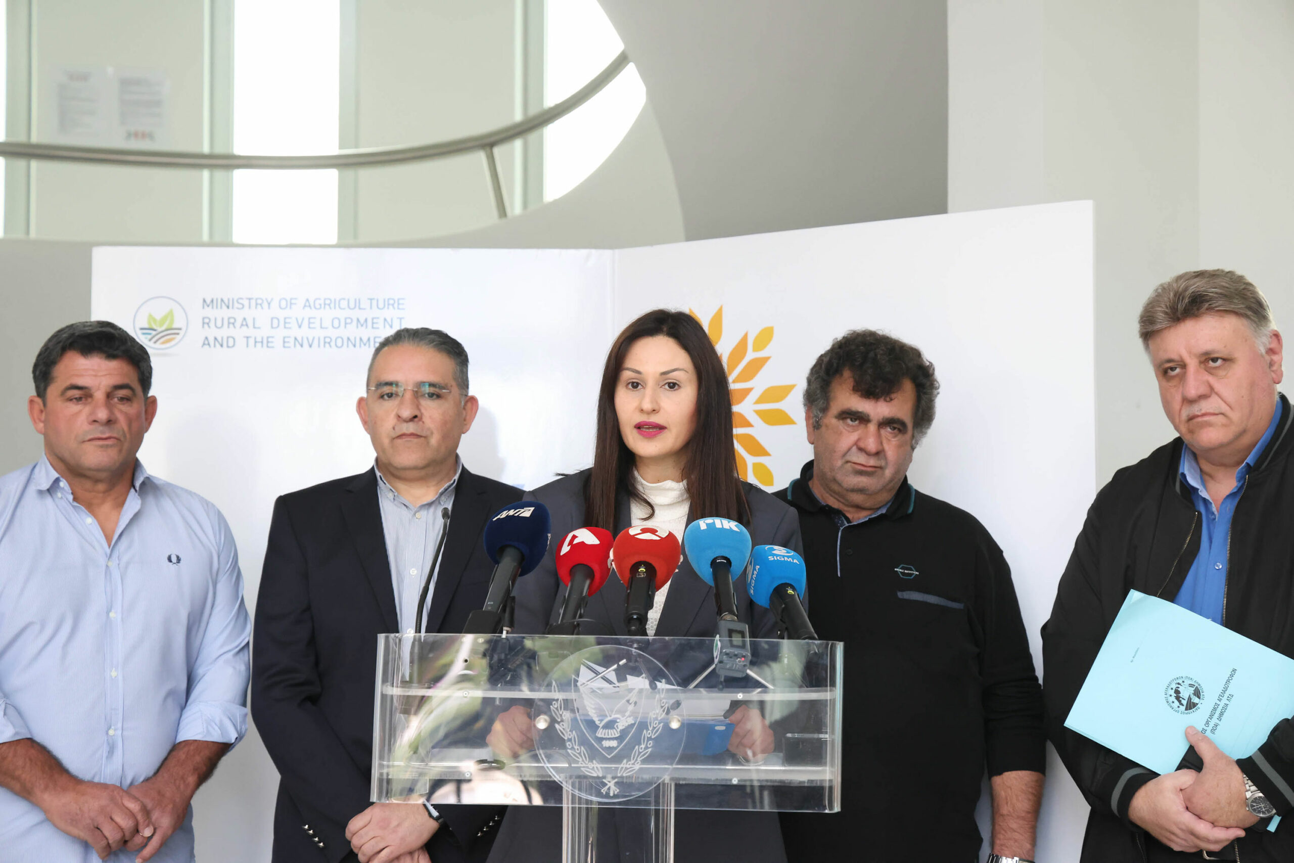 Και τώρα αφθώδης πυρετός – Ένα Υπουργείο, τρεις μεγάλες κρίσεις