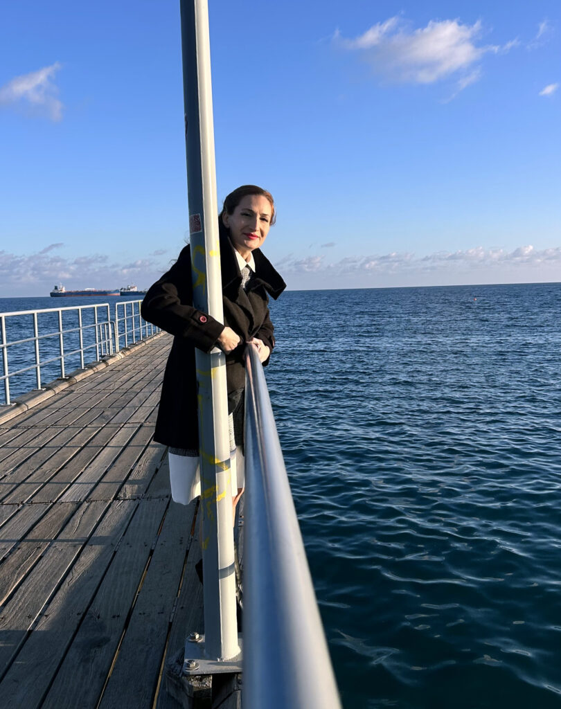 &Alpha;&upsilon;&tau;ή &eta; &epsilon;&iota;&kappa;ό&nu;&alpha; &delta;&epsilon;&nu; έ&chi;&epsilon;&iota; &iota;&delta;&iota;ό&tau;&eta;&tau;&alpha; alt. &Tau;&omicron; ό&nu;&omicron;&mu;&alpha; &tau;&omicron;&upsilon; &alpha;&rho;&chi;&epsilon;ί&omicron;&upsilon; &epsilon;ί&nu;&alpha;&iota; mariliza-papadouri-2-810x1024.jpeg