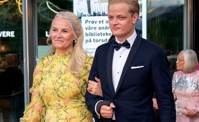 Σκάνδαλο για τη βασιλική οικογένεια της Νορβηγίας: Συνελήφθη ο γιος της πριγκίπισσας Μέτε Μάριτ – Δικάζεται για υποθέσεις βιασμών (βίντεο)