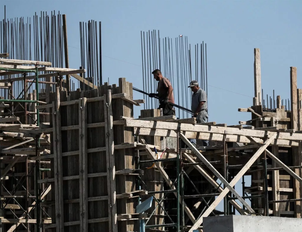 Σοβαρές καταγγελίες συντεχνιών: Επιχειρήσεις δημιουργούν θυγατρικές για να προσλαμβάνουν αλλοδαπούς από τρίτες χώρες