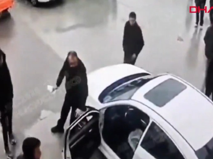 Σάλος στην Τουρκία: Αστυνομικός πέθανε από εγκεφαλική αιμορραγία μετά από ξυλοδαρμό σε συνεργείο – Βίντεο με σκληρές εικόνες