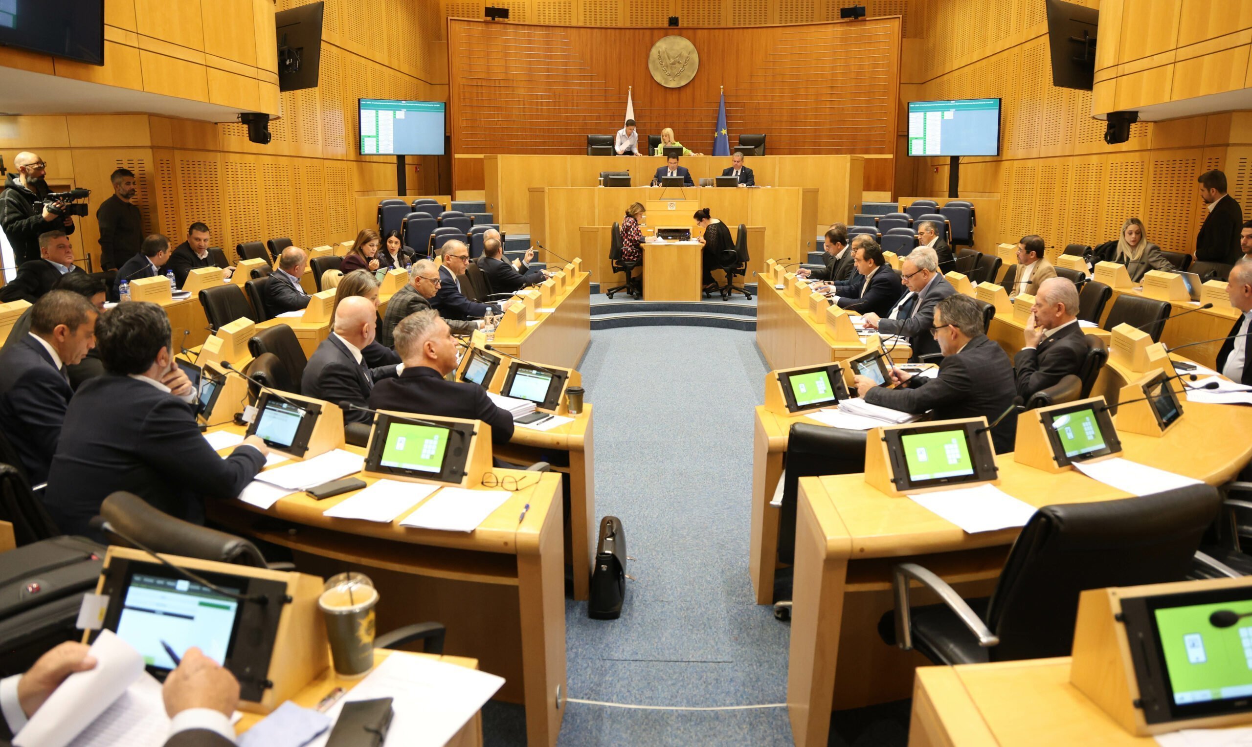 Θωράκιση εγγυητών μέσω πρότασης νόμου – Συνεργασία ΔΗΣΥ, ΕΔΕΚ, ΔΗΠΑ και ανεξάρτητων