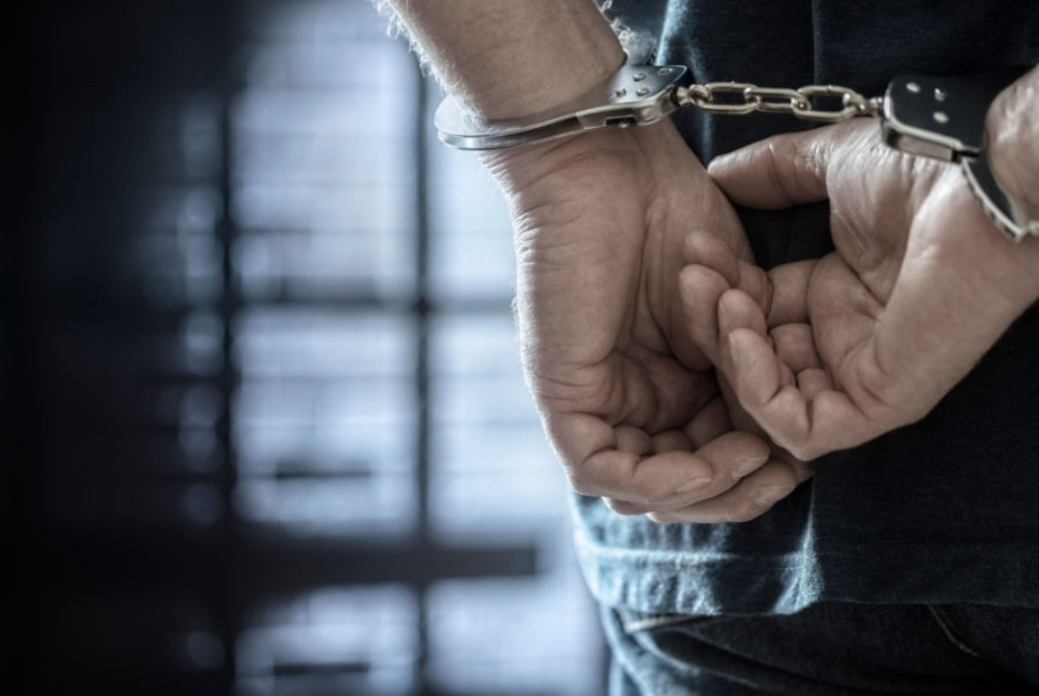 Έκαναν έρευνα σε όχημα 45χρονης και εντόπισαν ναρκωτικά – Χειροπέδες και σε δύο 21χρονους