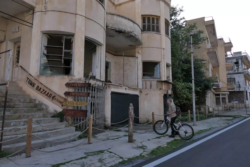 Σφετερισμός Ε/κ περιουσιών: Αναβολή στην εξέταση αιτήσεως αποφυλάκισης της Γερμανίδας κτηματομεσίτριας – Παραμένει υπό κράτηση – Ψηφιακά τεκμήρια και ένσταση για το Instagram