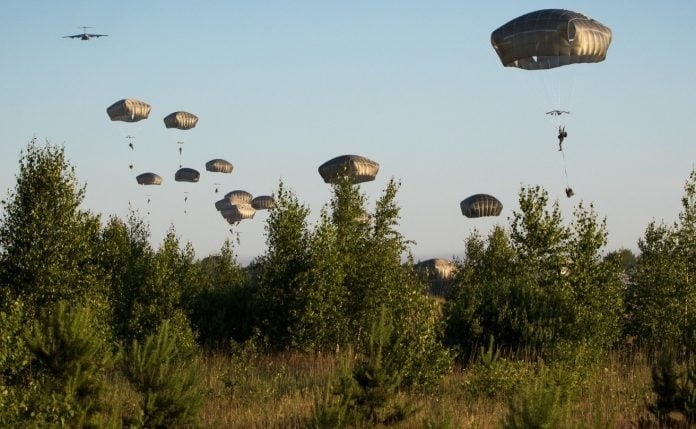 Tι γνωρίζουμε για την άνευ προηγουμένου συγκέντρωση αμερικανικών στρατιωτών στη Μέση Ανατολή – Θα τους υποδεχθούν πάνω από 1 εκατ. μαχητές, λέει το Ιράν – Τραμπ: Είπε για δώρο 10 δεξαμενόπλοιων από την Τεχεράνη