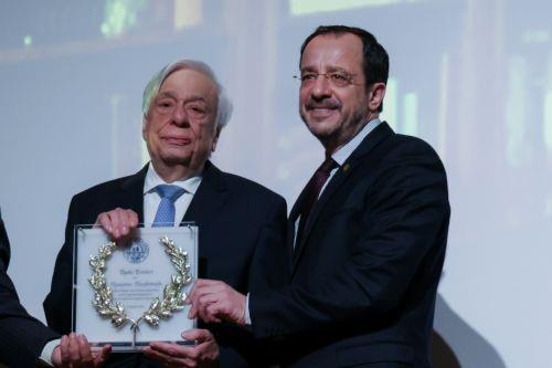 «Δεν νοείται λύση του Κυπριακού με εποίκους και στρατεύματα κατοχής»: Τι είπε ο Παυλόπουλος κατά την αναγόρευσή του σε επίτιμο δημότη Λευκάρων