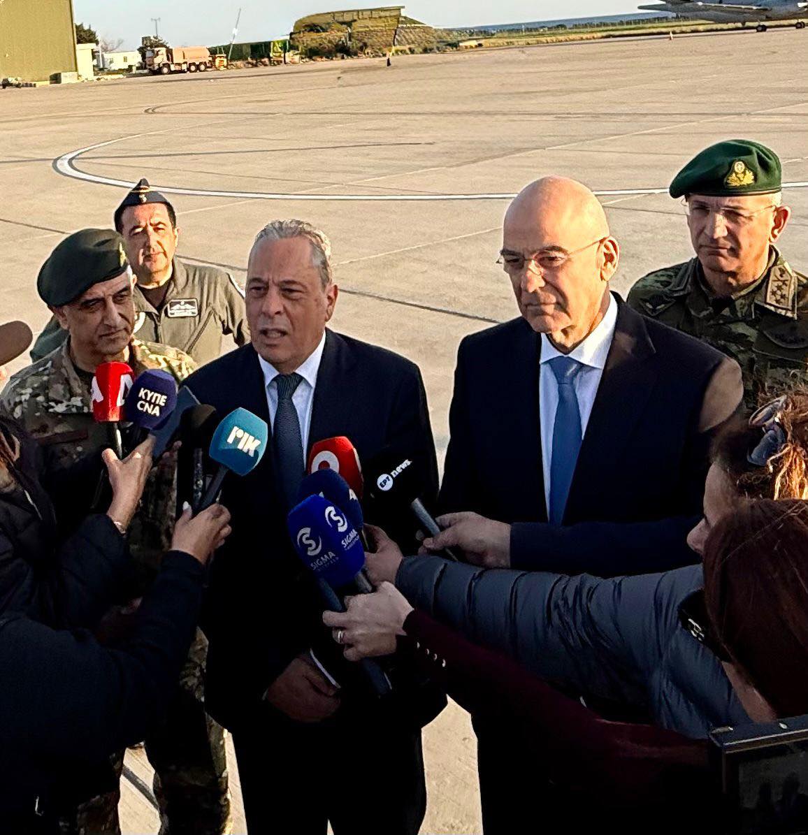 Αεροπορική Βάση Ανδρέας Παπανδρέου – Συνομίλησαν με τα πληρώματα των F16 Δένδιας και Πάλμας