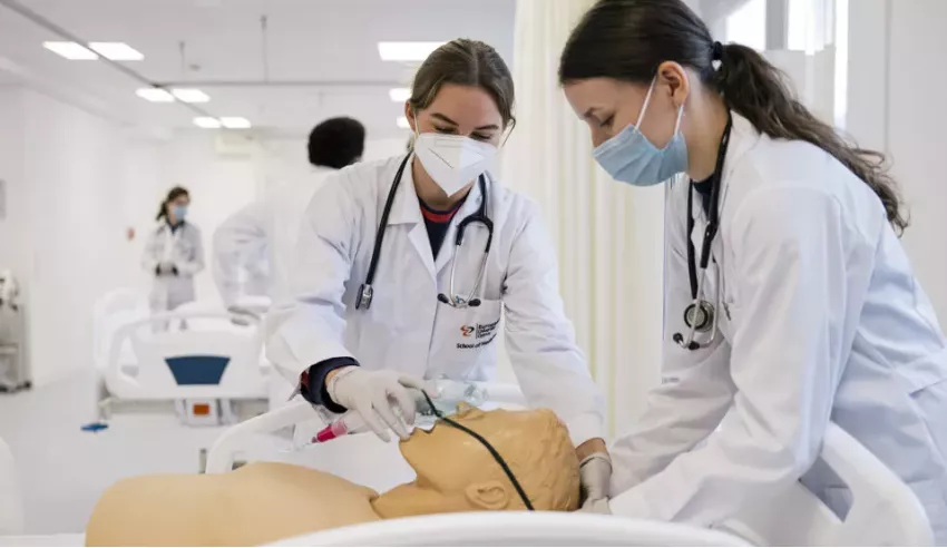 Έτοιμοι να βγάλουν μαχαίρια ΟΚΥπΥ και ιδιωτικά νοσοκομεία – Βολές στη Βουλή για ιατρικές ειδικότητες και περίπτερα της Υγείας που ανοίγουν σε κάθε γωνιά