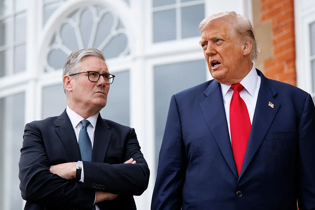 Στάρμερ-Τραμπ: Εξετάζουν κοινές στρατιωτικές ενέργειες από Βρετανικές Βάσεις, σε συνέχεια της ανοικτής κόντρας μεταξύ τους