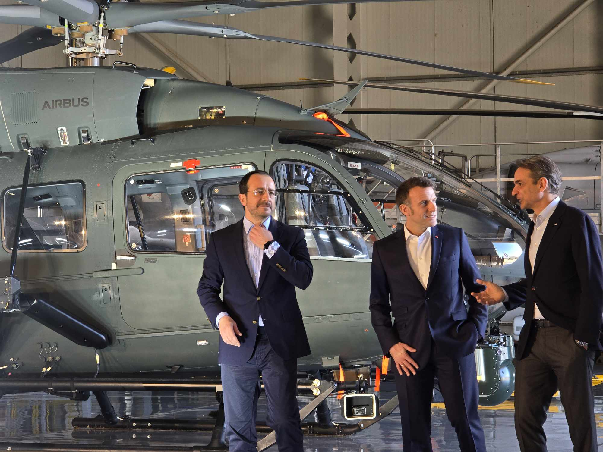 Ανάρτηση Μακρόν στα ελληνικά: «Η Κύπρος δέχθηκε επιθέσεις από πολλαπλά drones και πυραύλους» – Τα βίντεο που ανέβασε ο Γάλλος Πρόεδρος από την αεροπορική βάση «Ανδρέας Παπανδρέου»