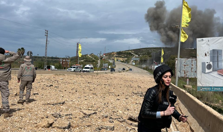 Τρόμος για τους απεσταλμένους της ΕΡΤ στον Λίβανο – Έκρηξη μπροστά από συνεργείο που βρέθηκε στην «κόκκινη ζώνη»