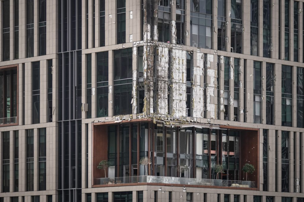 ΗΑΕ: Πέντε τραυματίες μετά από ιρανική επίθεση με πυραύλους και drones σε βιομηχανική ζώνη