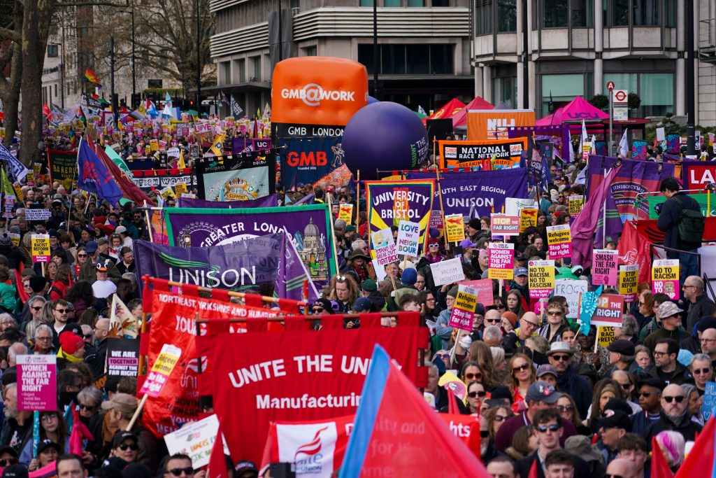 Βρετανία: Αντιπολεμικά συλλαλητήρια στο Λονδίνο – Χιλιάδες στους δρόμους σε δύο μεγάλες πορείες