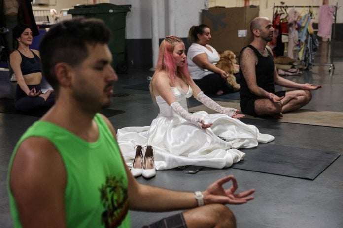 Η ζωή στα καταφύγια του Ισραήλ εν μέσω πολέμου – Γάμοι, γιόγκα, ιατρική περίθαλψη