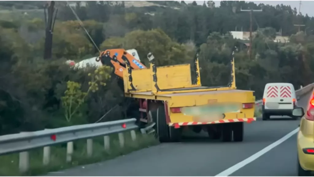 Τροχαίο στον αυτοκινητόδρομο Λεμεσού-Λευκωσίας: Βαρύ όχημα καρφώθηκε στο κιγκλίδωμα και κατέληξε σε χαντάκι