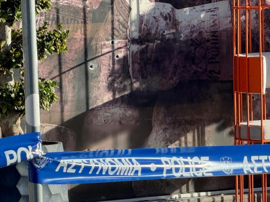 Με μοτοσικλέτα ο δράστης που «γάζωσε» με 16 πυροβολισμούς την κάβα του Ρώσου: Ασφυκτική πίεση στον 40χρονο για να πληρώσει «προστασία» – Μελετούν κυκλώματα παρακολούθησης