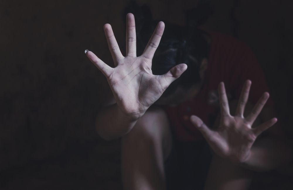 Οι ξεχασμένοι βιασμοί, η σιωπή της κοινωνίας και το τραύμα που ζητά επούλωση