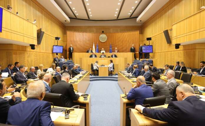 Μπάχαλο στη Βουλή: Τελικά ψήφισαν αναστολή εκποιήσεων