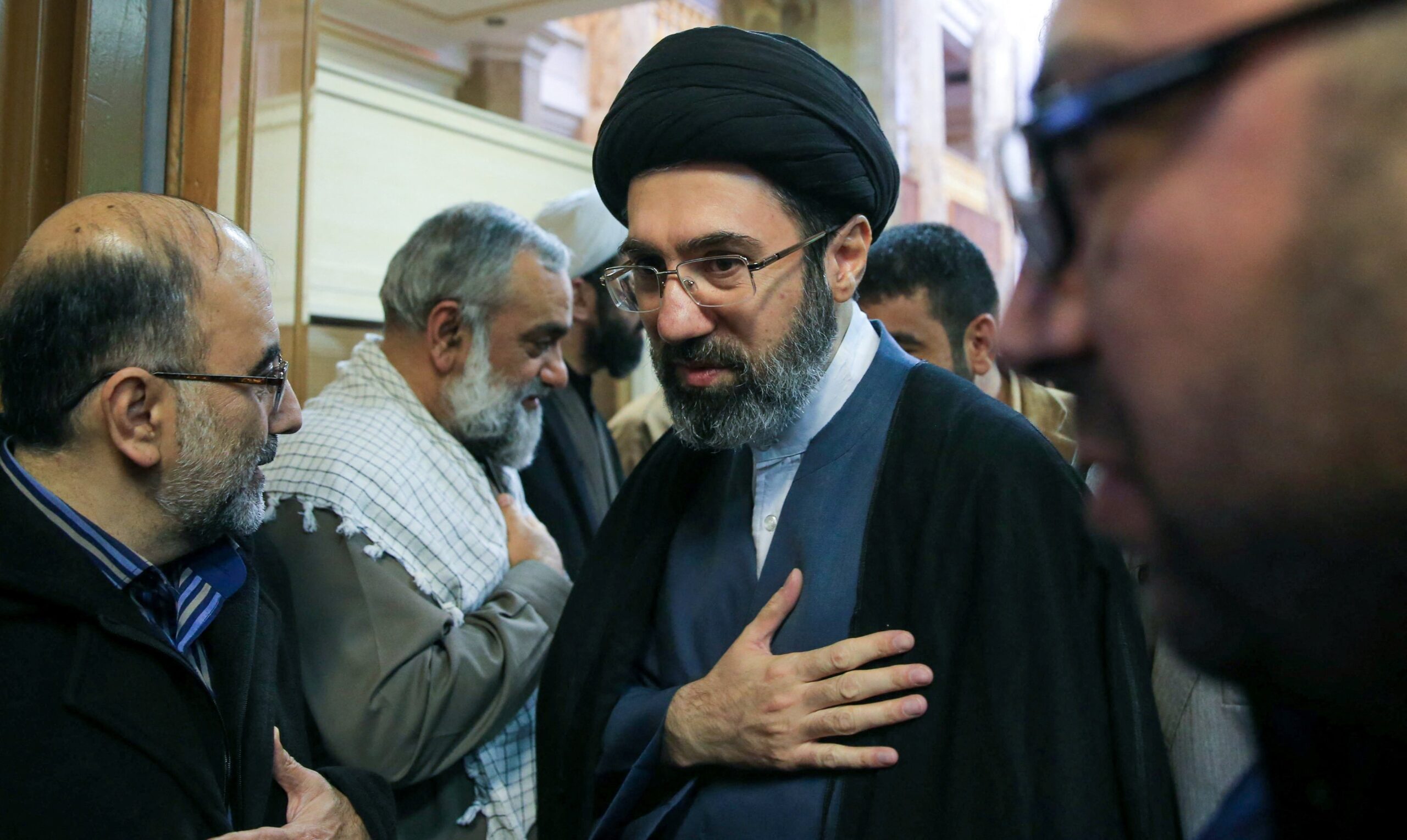 Ιρανικά ΜΜΕ δημοσίευσαν βίντεο με τον Μοτζτάμπα Χαμενεΐ – Παραμένει άγνωστο πότε τραβήχτηκε