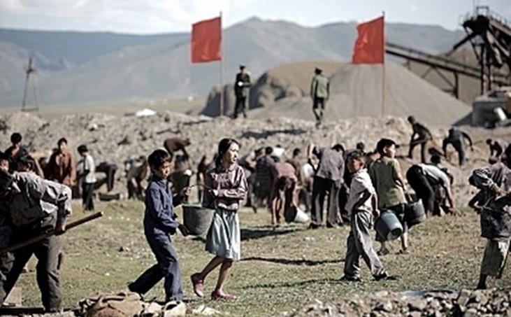 Μοιρολόγια και ύμνοι στο στρατόπεδο