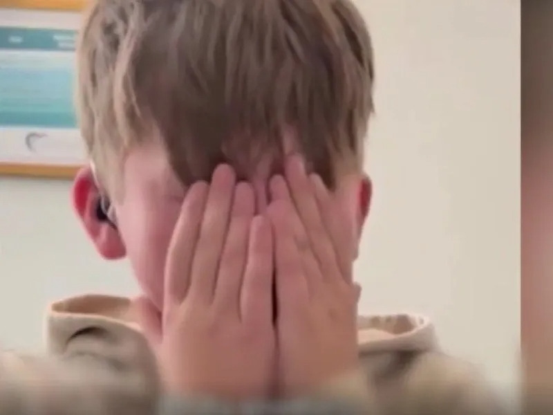 Συγκλονιστική στιγμή: Ο 12χρονος Ryder ακούει για πρώτη φορά και ξεσπά σε κλάματα – Γεννήθηκε με απώλεια ακοής