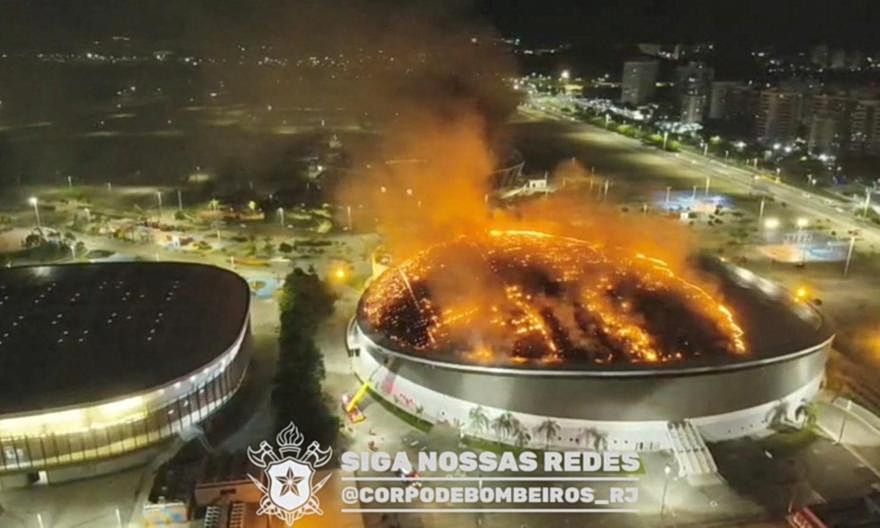 Στις φλόγες το Ολυμπιακό Στάδιο του Ρίο – Καταστράφηκε μεγάλο μέρος της οροφής – Συγκλονιστικά βίντεο