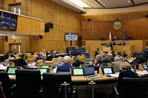 Πέντε αναπομπές νόμων στην Ολομέλεια της Πέμπτης – Πάει πίσω ο νόμος για αποζημίωση πλεονασμάτων από φωτοβολταϊκά