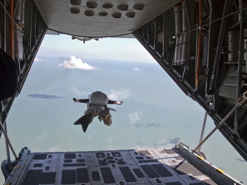 Βαθιά σε ιρανικό έδαφος ο αγνοούμενος πιλότος του F-15: Ποιοι είναι οι «Ελβετικοί Σουγιάδες» που τον αναζητούν – Οι επίλεκτες ομάδες των ΗΠΑ που συμμετέχουν στην αποστολή