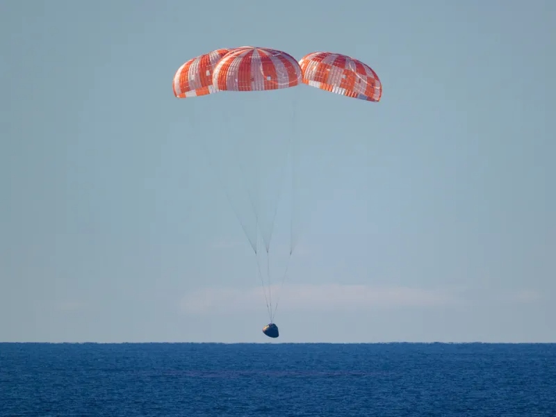 Artemis II: Επέστρεψαν με ασφάλεια οι αστροναύτες μετά το ιστορικό δεκαήμερο ταξίδι στη Σελήνη – Οι εικόνες από τη θεαματική προσνήωση