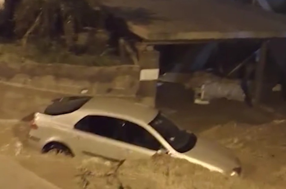 Σφυροκοπά την Ελλάδα η κακοκαιρία Erminio: Νεκρός ένας άνδρας στη Νέα Μάκρη – Πλημμύρες σε πολλές περιοχές (βίντεο)