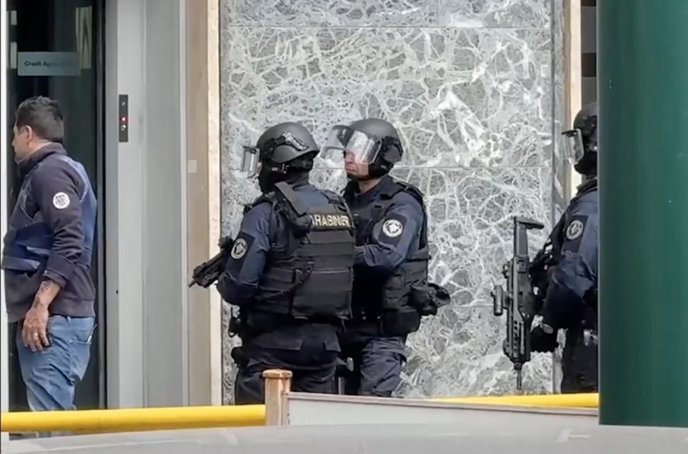 Ληστεία σε τράπεζα στη Νάπολη βγαλμένη από ταινία: Φόρεσαν μάσκες γνωστών ηθοποιών, κράτησαν όμηρους και άδειασαν θυρίδες – Διέφυγαν μέσω τούνελ