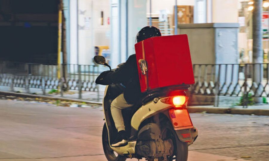 Νέα ληστεία κατά διανομέα: Πήγε να πάρει παραγγελία και τους είδε έτοιμους να του επιτεθούν – Του έκλεψαν το ποδήλατο και το κινητό