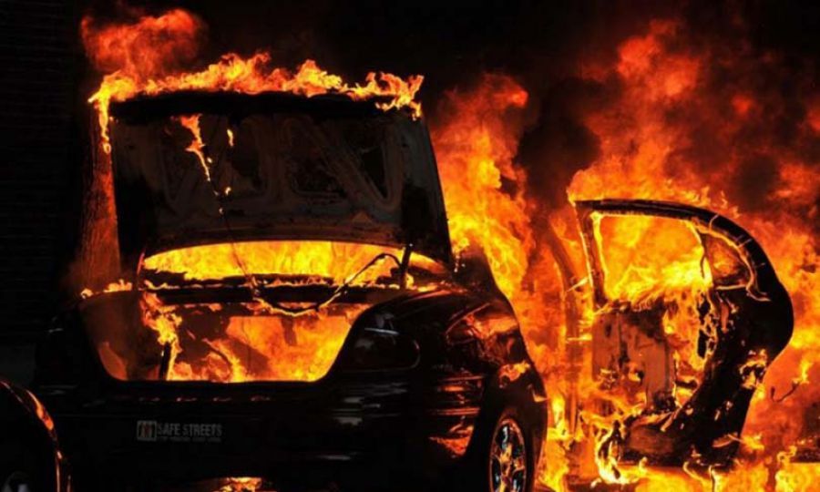 Στις φλόγες δύο οχήματα στην Πάφο: Εκτεταμένες ζημιές – Έρευνες Αστυνομίας